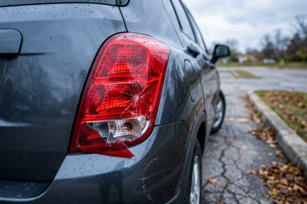 Feu arrière cassé sur une voiture citadine moderne, vue en gros plan du plastique fissuré et manquant