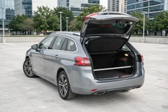 Coffre ouvert de la Peugeot 308 SW phase 2 avec volume de chargement visible et ruban mesureur