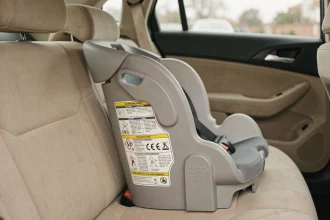 Rehausseur auto avec labels de sécurité visibles sur le siège arrière d'un véhicule familial