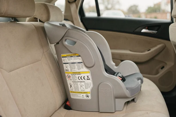 Rehausseur auto avec labels de sécurité visibles sur le siège arrière d'un véhicule familial