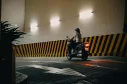 scooter roulant la nuit