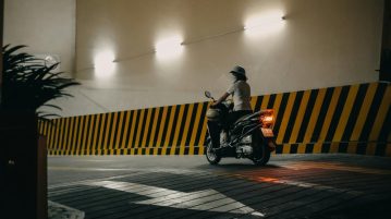 scooter roulant la nuit