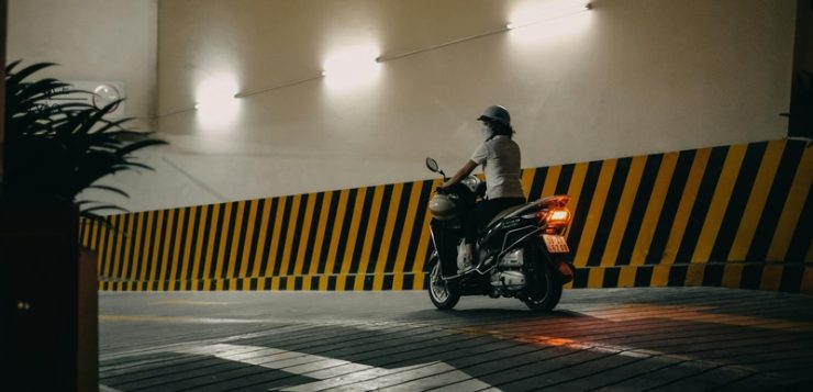 scooter roulant la nuit